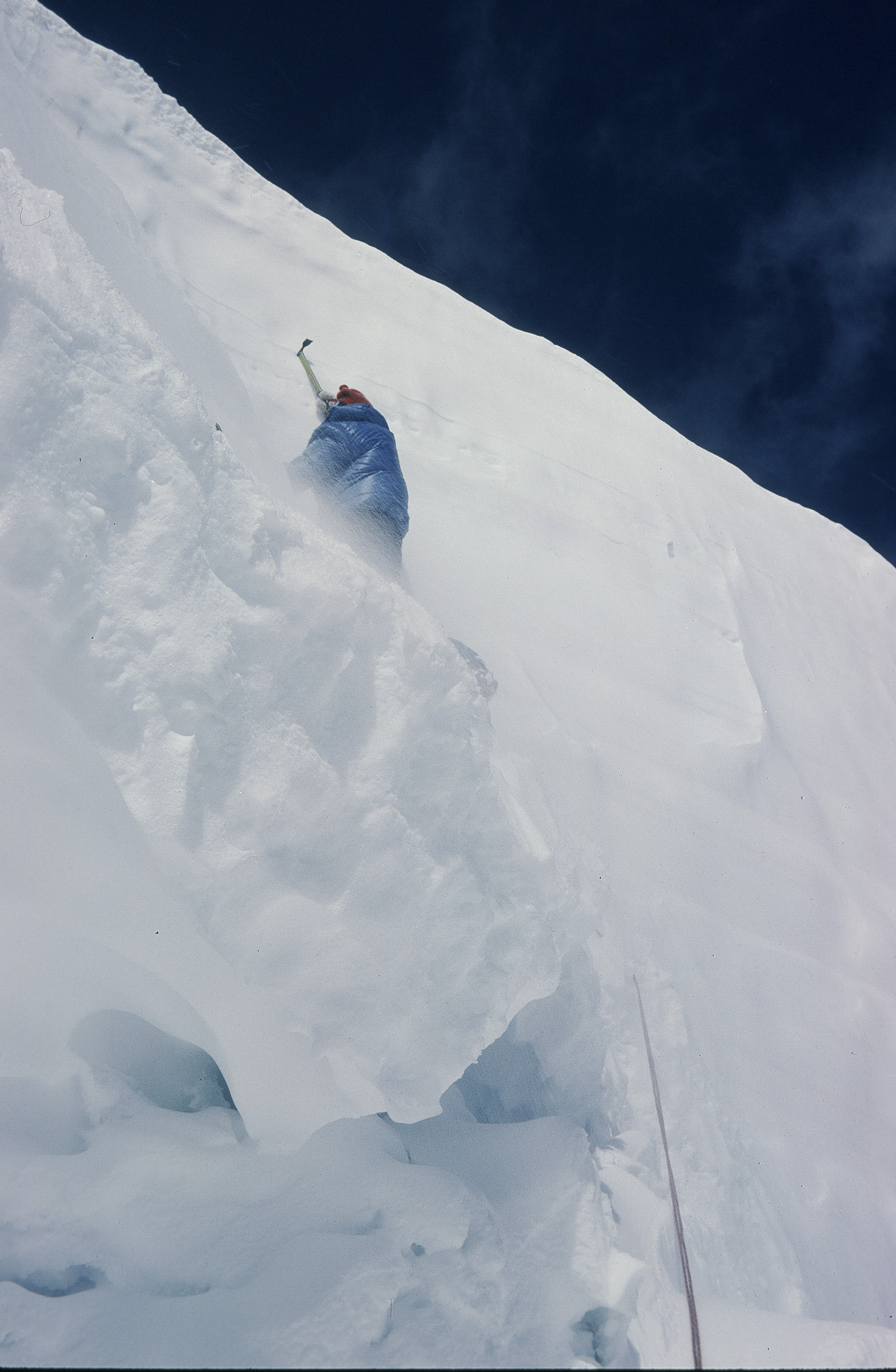 Cho Oyu 8.188 m - Himalaya, Nepal Erstdurchsteigung der 3.000 m hohen SO-Wand. Edi Koblmller und Alois Furtner erreichten am 27. Okt. 1978 um 17.00 den Gipfel Foto: Furtner Im Bild: Edi Koblmller beim berwinden des obersten Eisabruchs auf 7.500 m