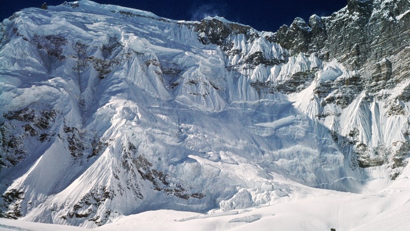 Cho Oyu 8.188 m - Himalaya, Nepal
Erstdurchsteigung der 3.000 m hohen SO-Wand. Edi Koblmller und Alois Furtner erreichten  am 27. Okt. 1978 um 17.00 den Gipfel
Foto: Furtner
Im Bild: Cho Oyu obere Gipfelwand mit 1.600 m
